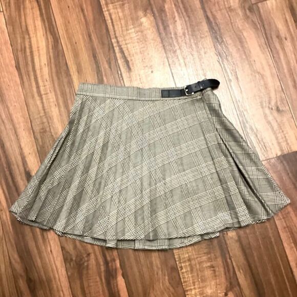 Forever 21 Side Buckle Plaid Pleated Wrap Mini Skirt Size Medium - Picture 2 of 9
